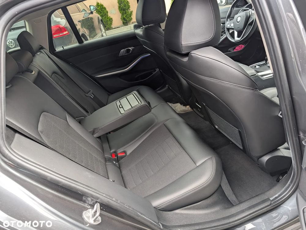 BMW Seria 3 330d xDrive MHEV - 28