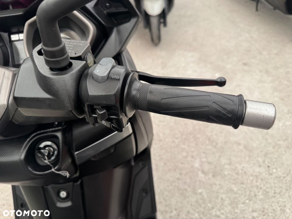Yamaha X-max - 12