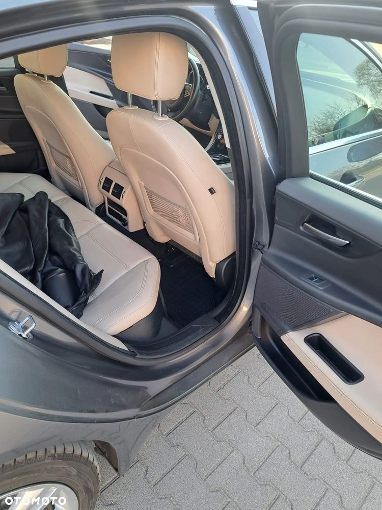 Jaguar XE 2.0 T Prestige - 24