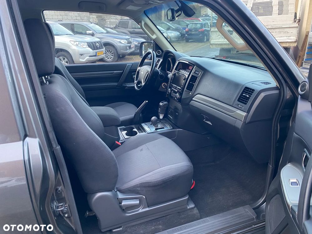 Mitsubishi Pajero - 11