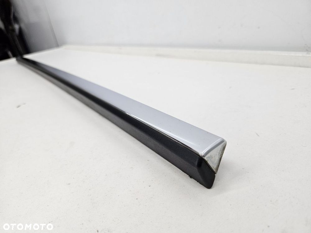 Listwa Volvo V90 kombi 2016r.- lewa przednia nakładka drzwi dolna listwa chrom dobry stan 31447623 - 5