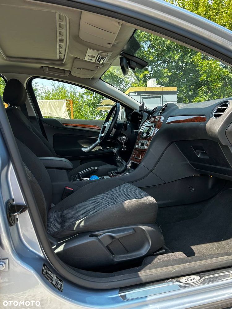 Ford Mondeo 2.0 Ghia - 19