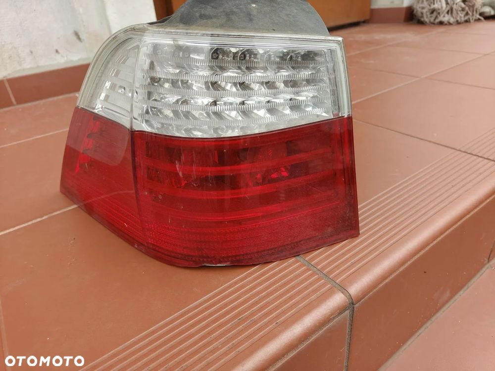 BMW E61 Lift Lci 5 kombi Lampa Tylna W Błotnik Lewa Polift Uszkodzona - 1