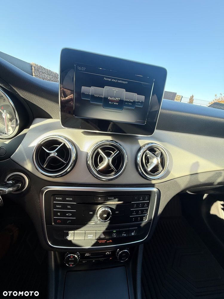 Mercedes-Benz GLA - 25