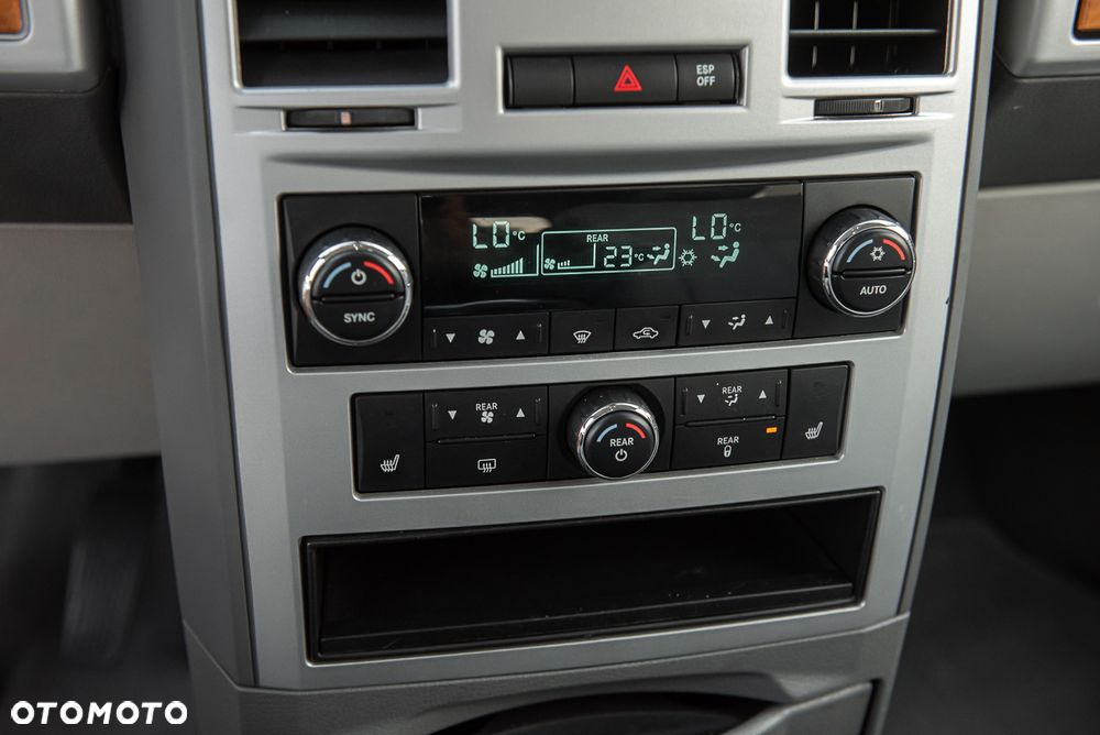 Chrysler Town & Country - 31