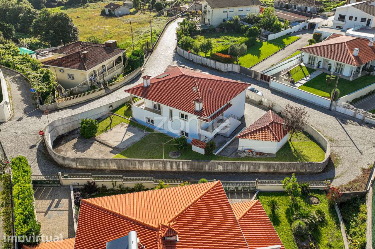 Moradia T3 individual com jardim e churrasqueira em Santo Tirso - Grande imagem: 3/54