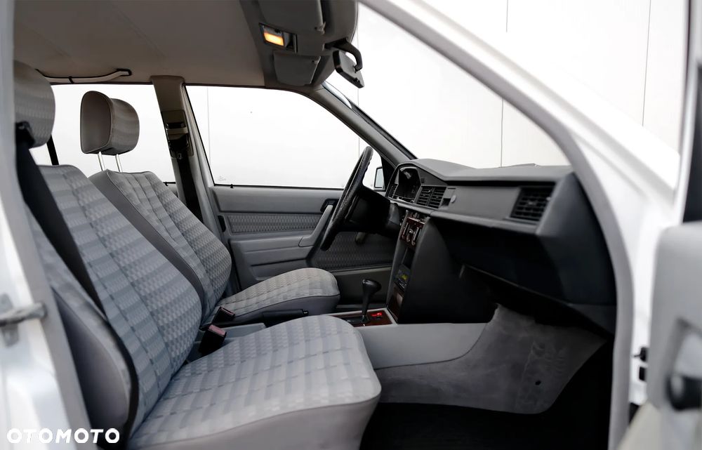 Mercedes-Benz W201 (190) - 21