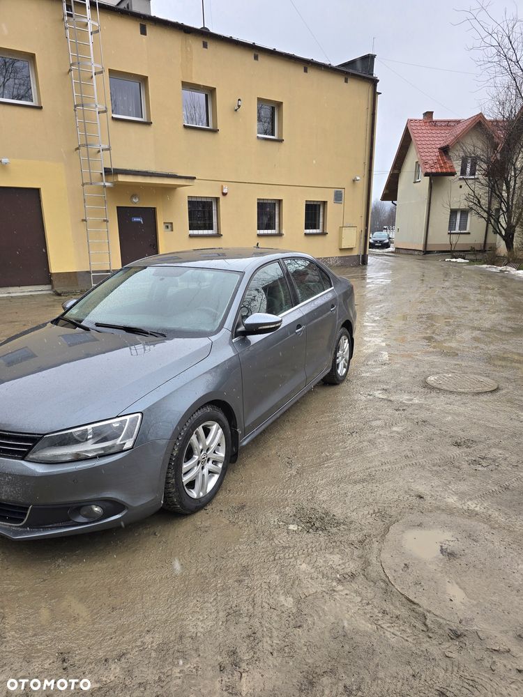 Volkswagen Jetta - 4