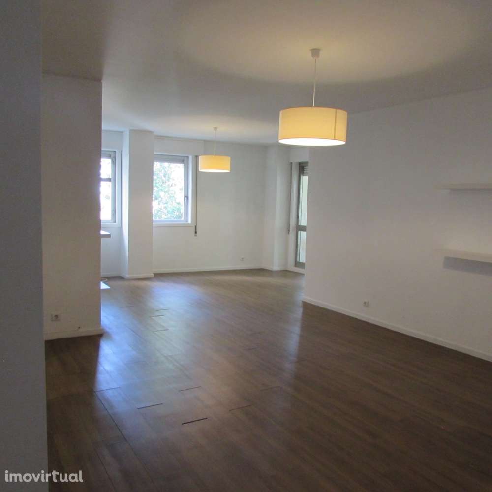 Apartamento T3 +1  com varanda, dois lugares de garagem e arrumos. - Grande imagem: 2/56