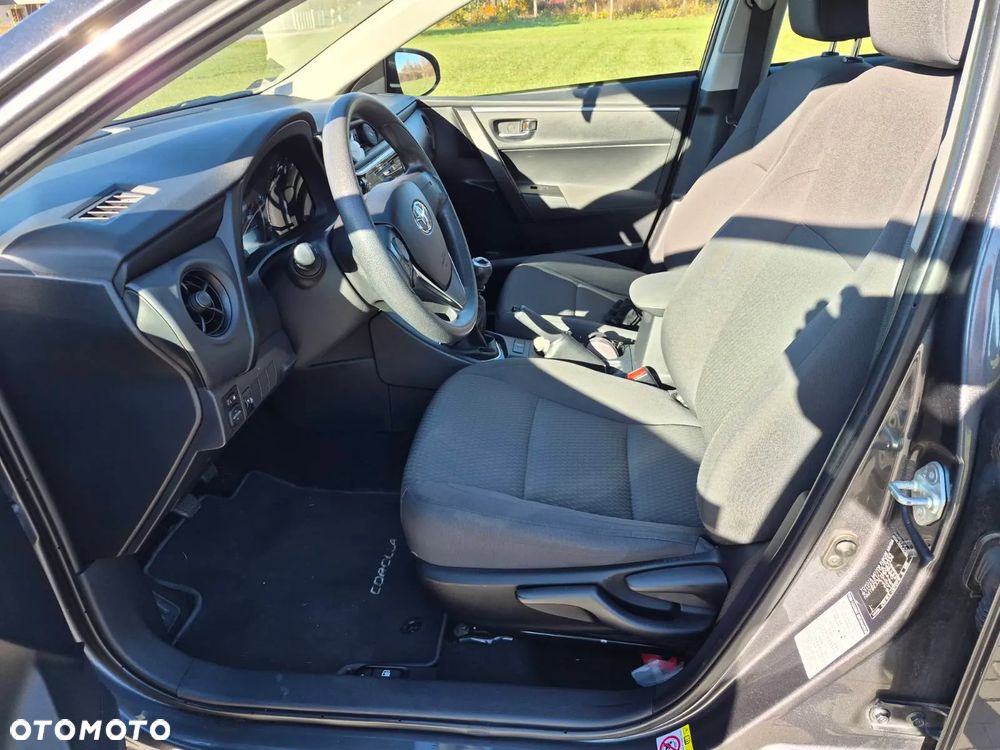 Toyota Corolla 1.6 Classic Plus - 9