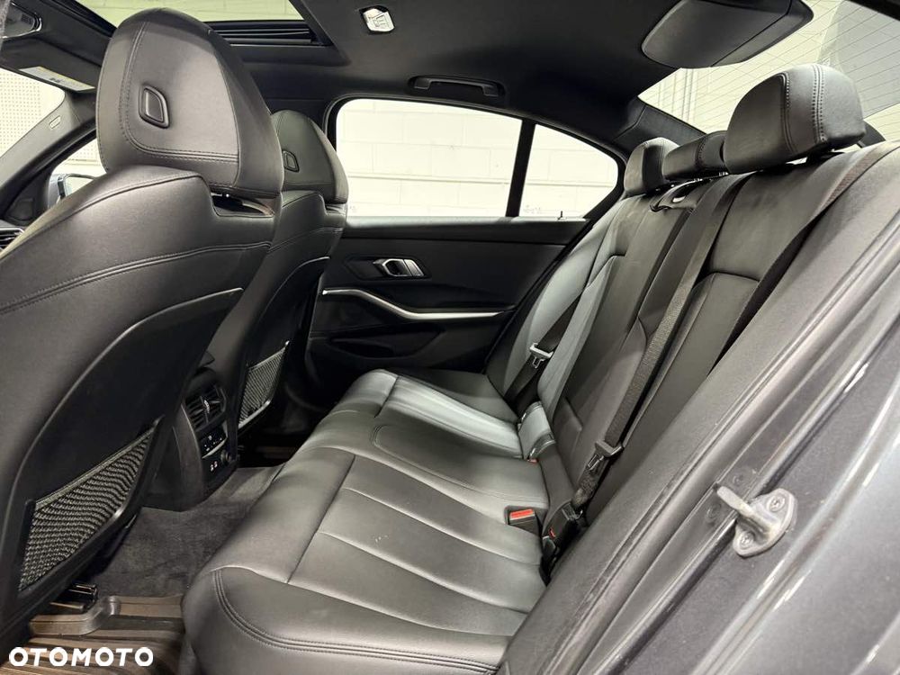 BMW Seria 3 330i xDrive M Sport - 11