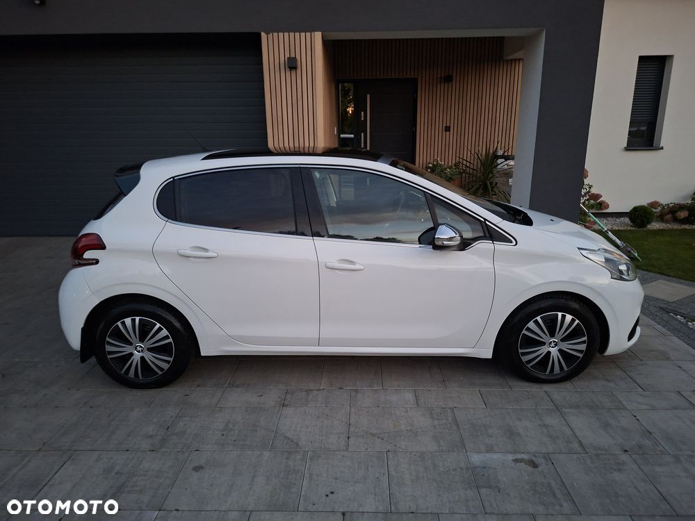 Peugeot 208 2017 photo 2