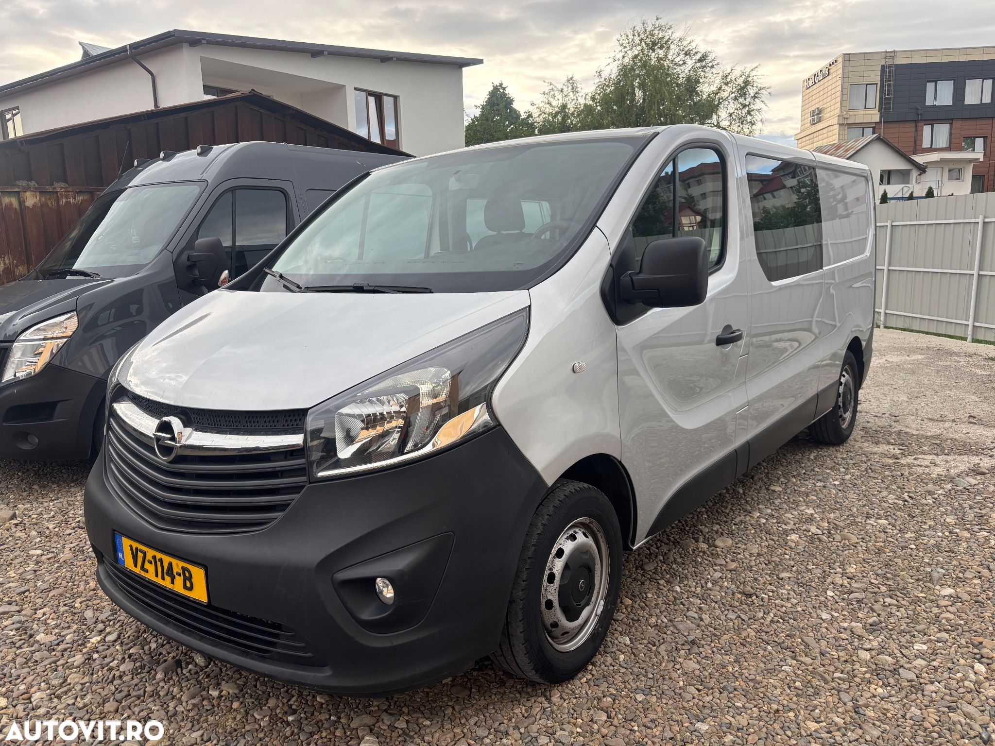 Opel Vivaro - 1