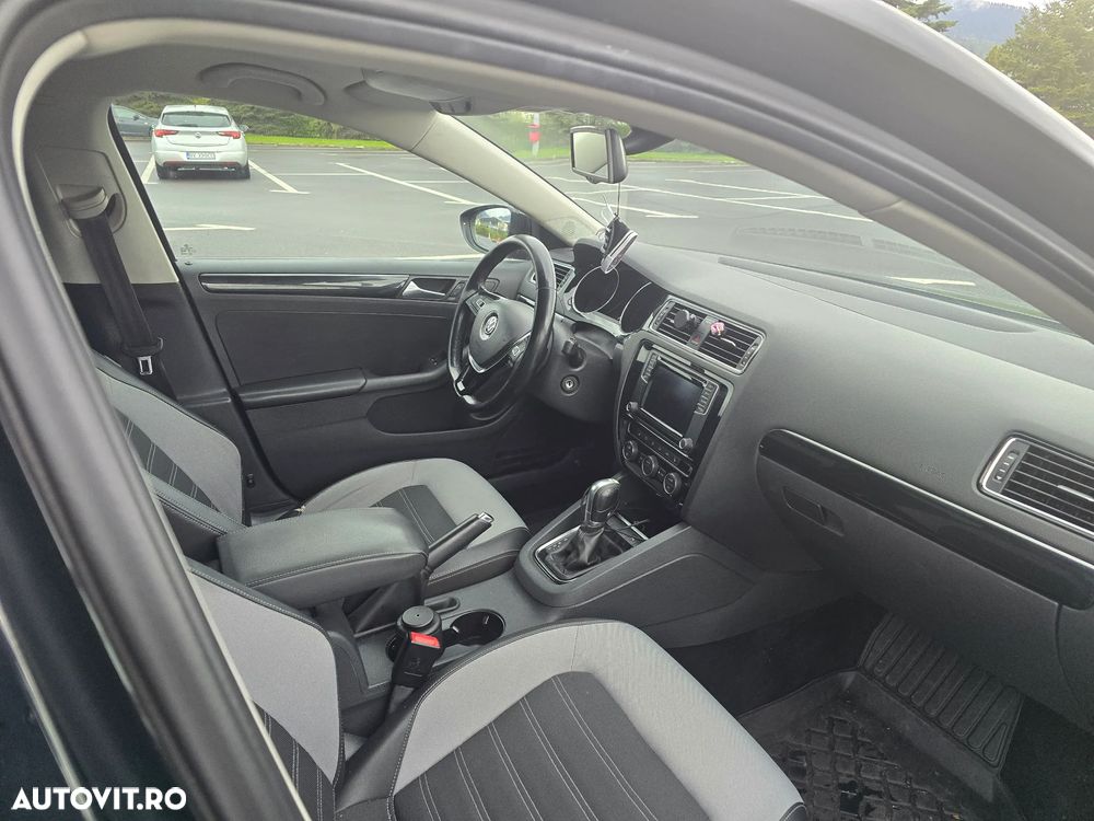 Volkswagen Jetta 2.0 TDI DSG Comfortline - 3