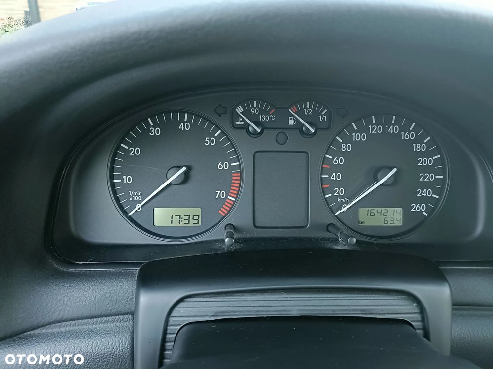 Volkswagen Passat 1.8 Comfortline - 15