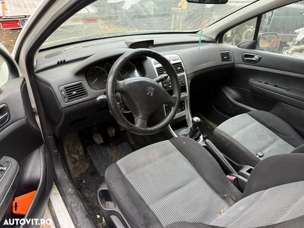 Dezmembrez Peugeot 307 facelift coupe alb 1,6 HDI 2007 - 9