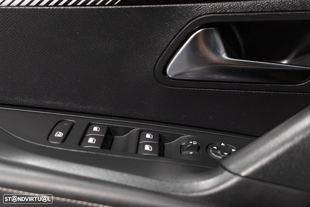 Peugeot 2008 1.2 PureTech Allure EAT8 - 22