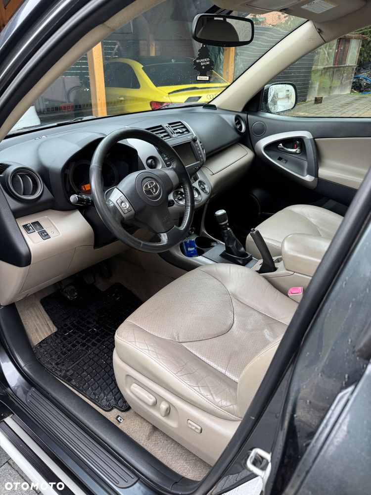 Toyota RAV4 - 8