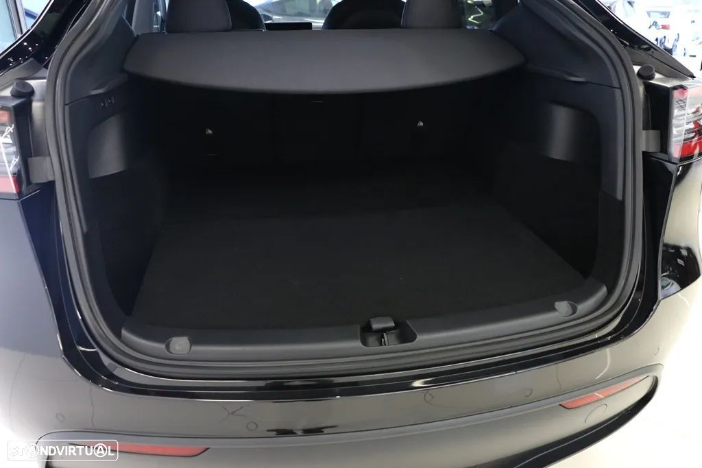 Tesla Model Y - 12