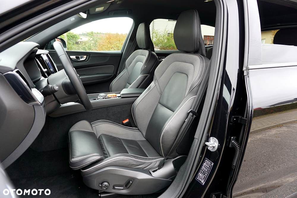 Volvo XC 60 B4 D Plus Dark - 21