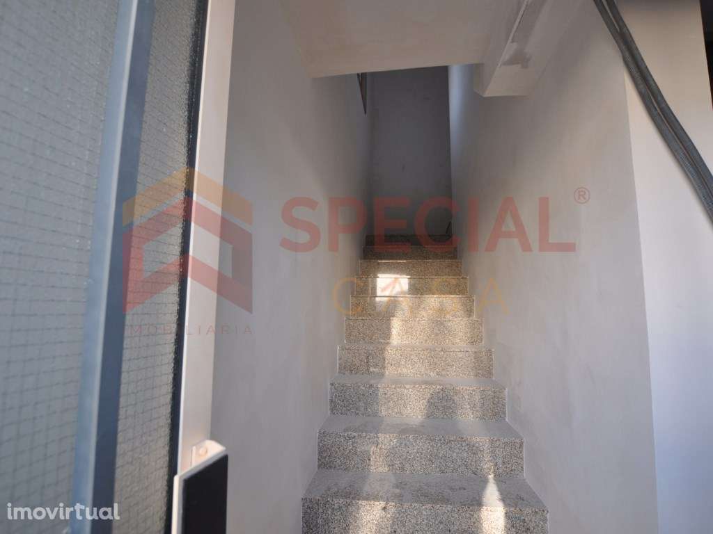 Moradia + Armazém no Centro de Avintes - Grande imagem: 5/23