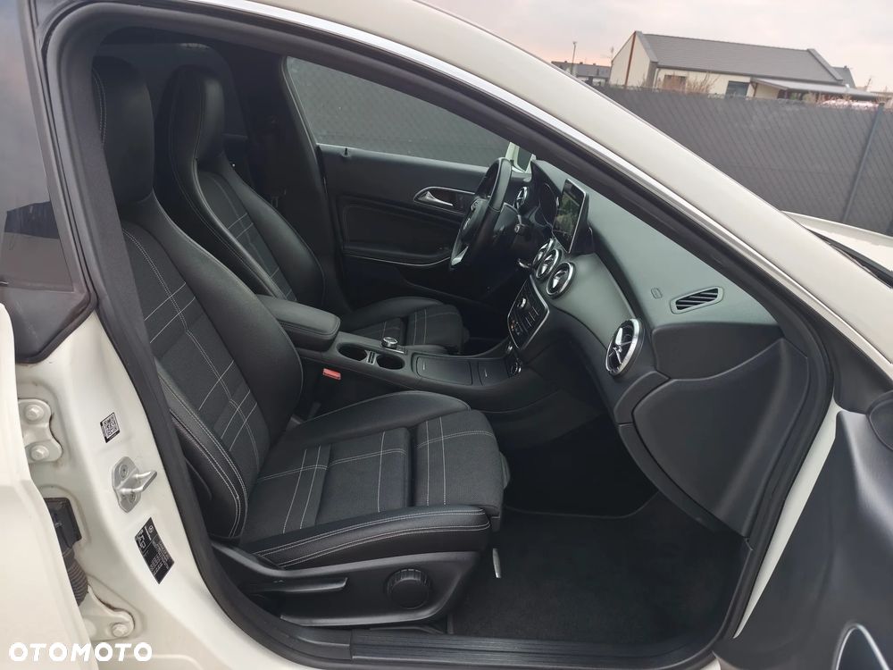 Mercedes-Benz CLA 200 7G-DCT AMG Line - 17