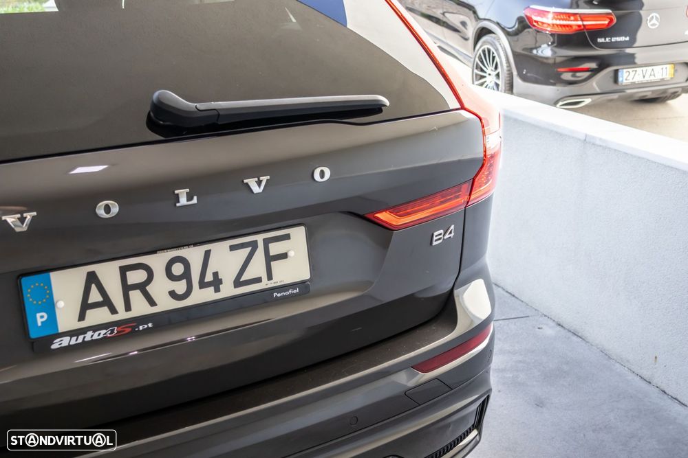 Volvo XC 60 2.0 B4 R-Design Geartronic - 14