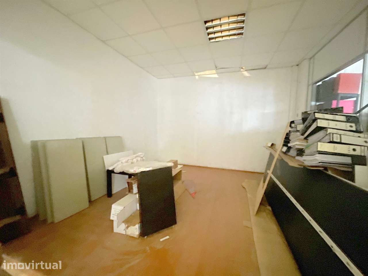 Armazém com 600m2, em Olival! - Grande imagem: 5/16