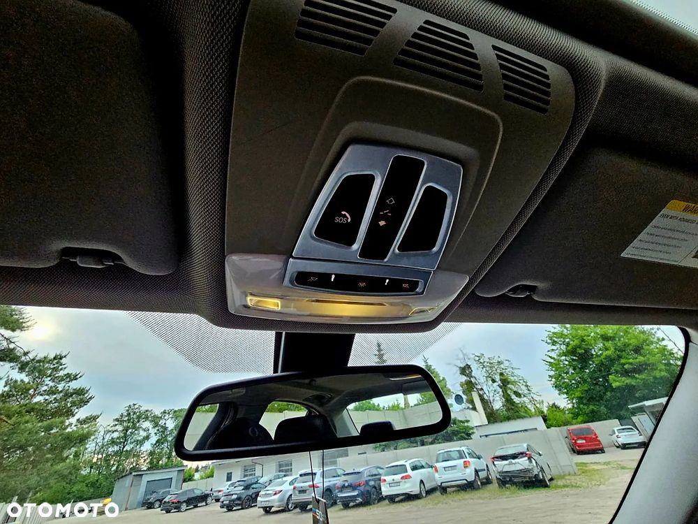 BMW Seria 3 328i xDrive Sport Line - 32