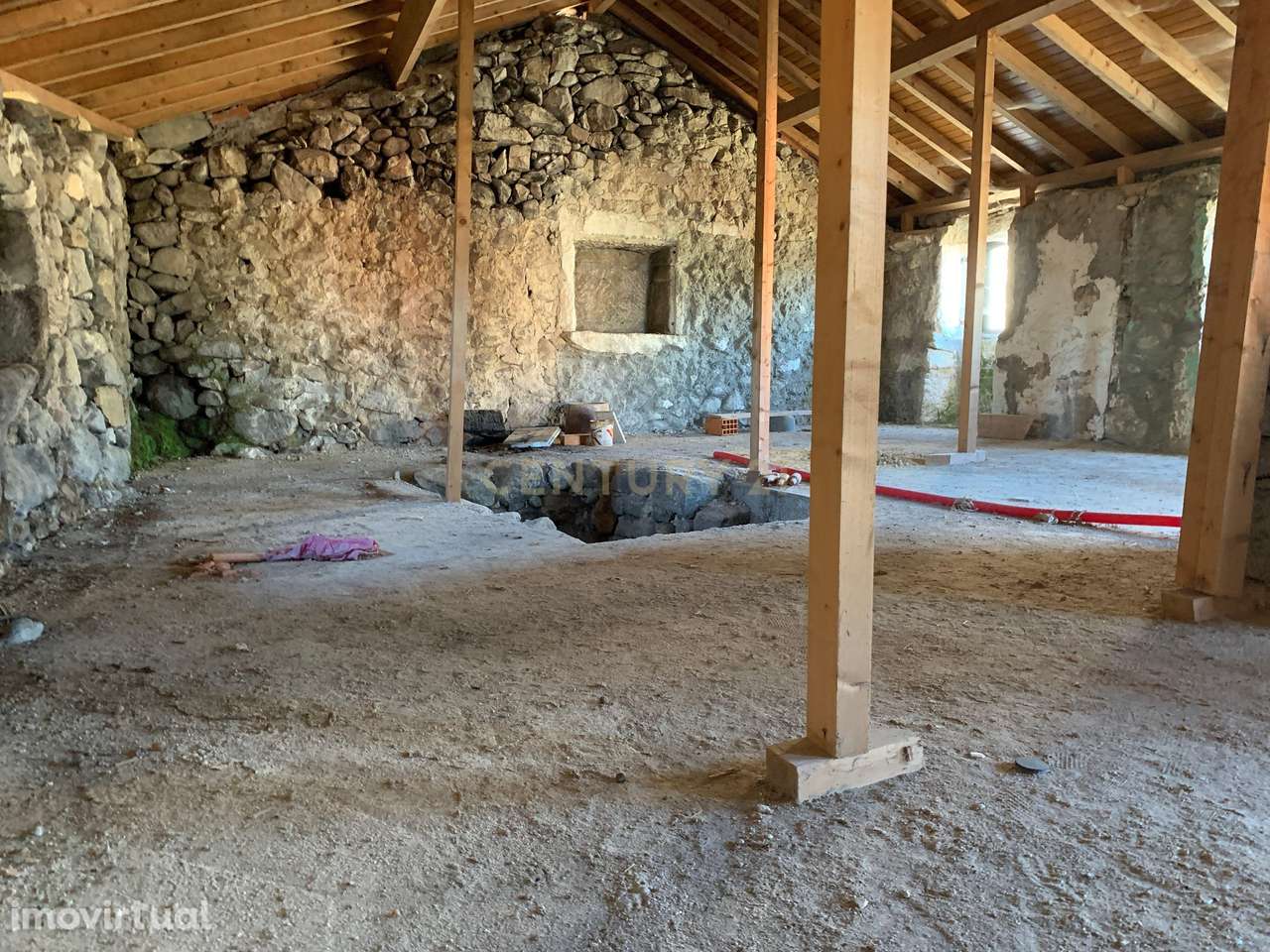Duas Casas em pedra na zona Gerês em fase final de acabamentos - Grande imagem: 3/32