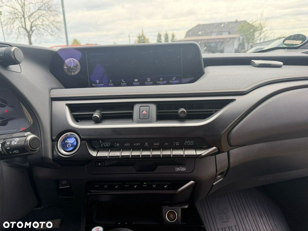 Lexus UX - 30