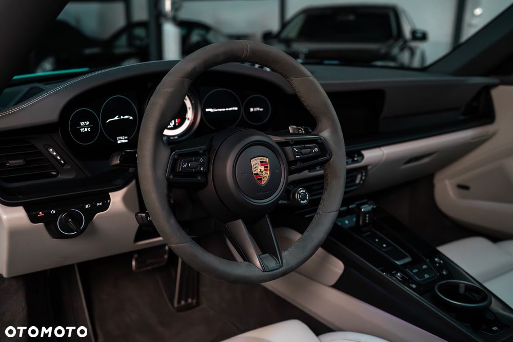 Porsche 911 Carrera 4 GTS - 17