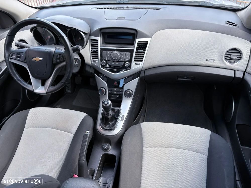 Chevrolet Cruze 1.6 LS - 29