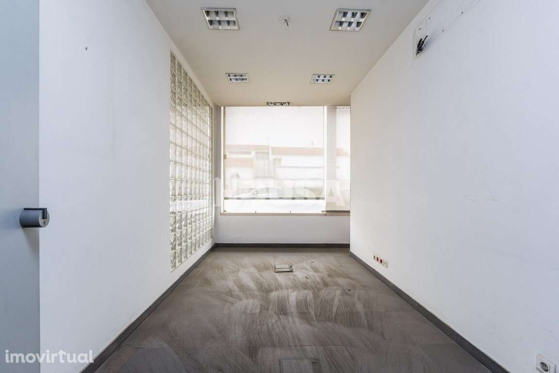 Prédios de 4 Pisos Junto à Estação de Comboios - Leiria - Grande imagem: 3/36