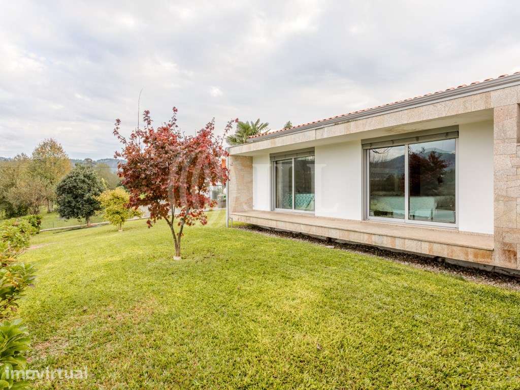 Moradia T4 com jardim e garagem,em Briteiros, Guimarães - Grande imagem: 5/35