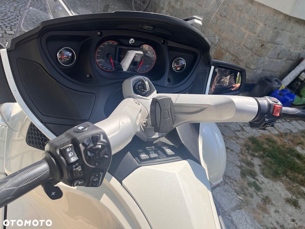 Can-Am Spyder - 11