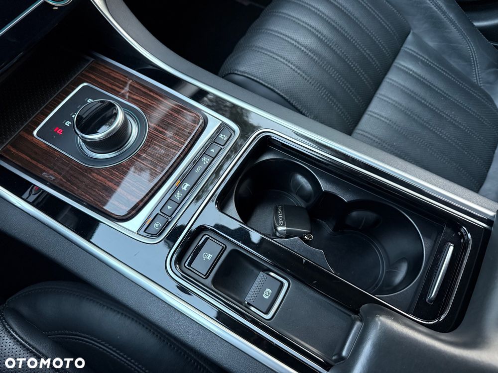 Jaguar XF 3.0 TDV6 Portfolio - 26
