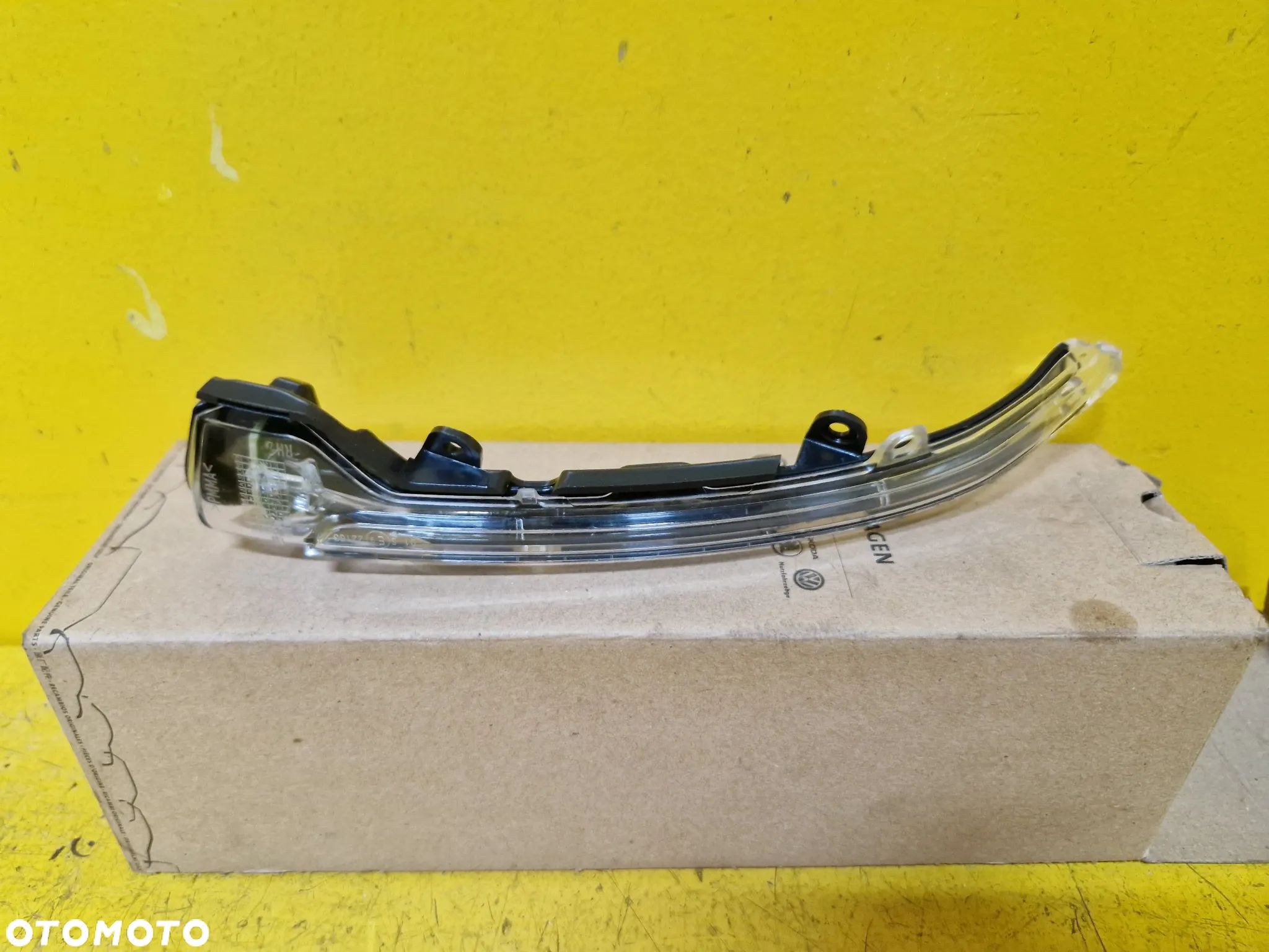 SEAT LEON KIERUNKOWSKAZ PRAWY NOWY 5F0949102B - 1
