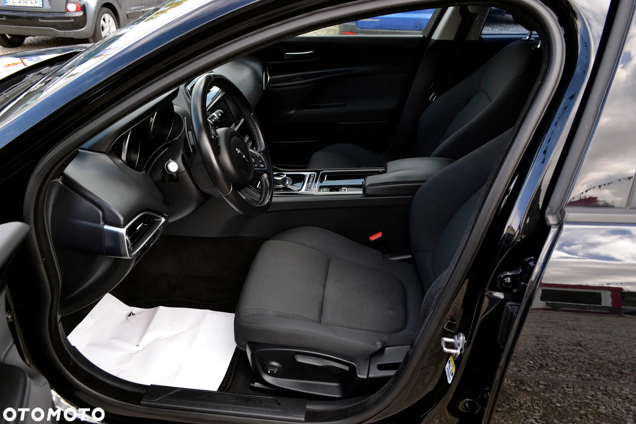 Jaguar XE - 13