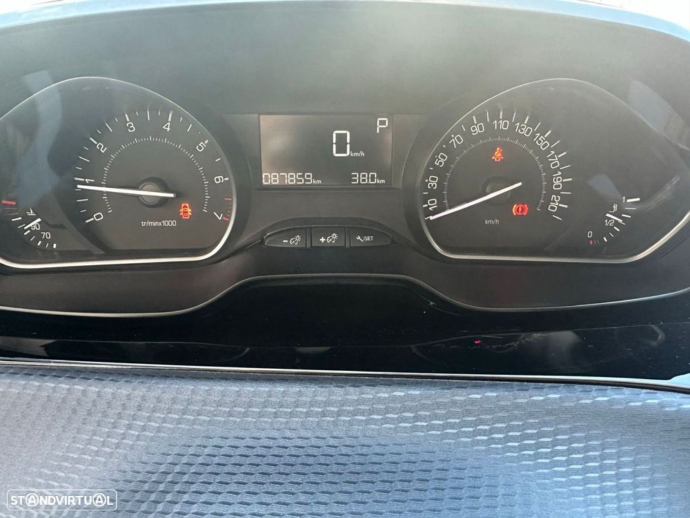 Peugeot 2008 1.2 PureTech Signature EAT6 - 13