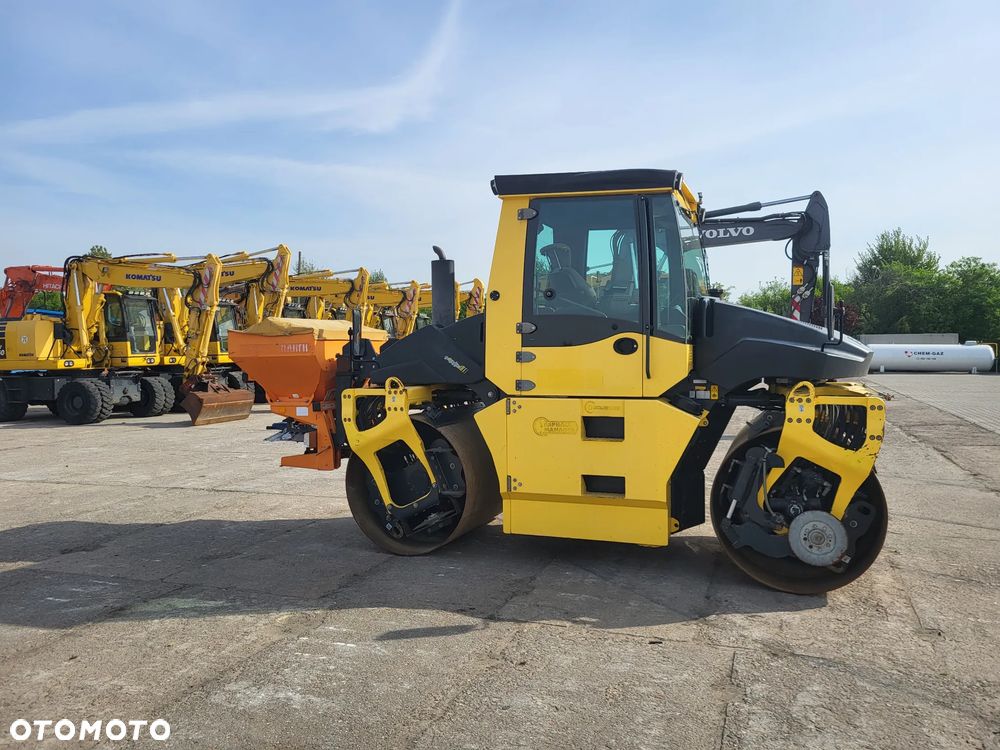 Bomag BW 154 AP 4 AM + rozsypywacz grysu z Niemiec - 15