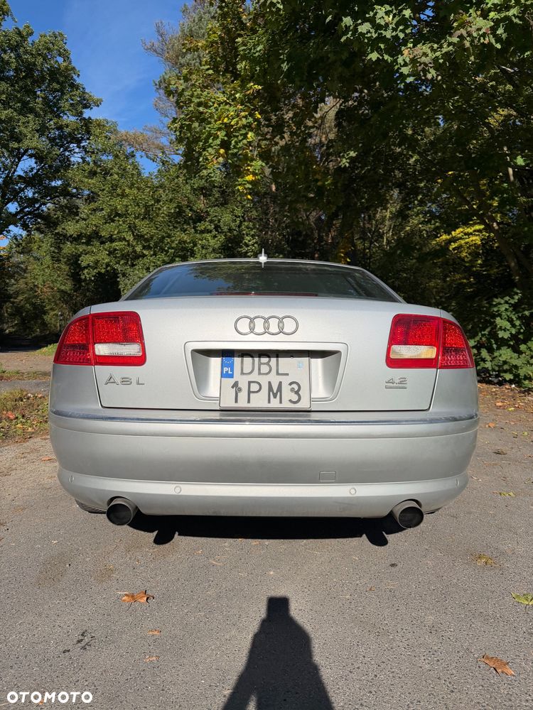 Audi A8 4.2 L Quattro - 4