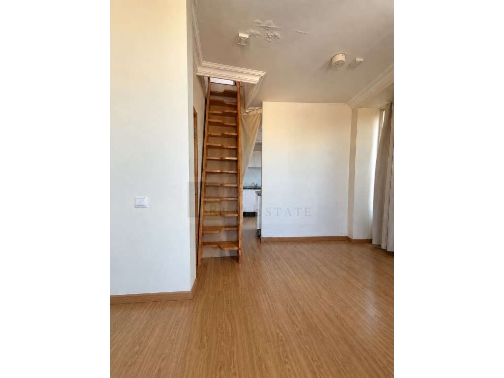 Apartamento T1 + 1 com sótão e luz natural na Rua da Oliveira ao Ca... - Grande imagem: 3/23