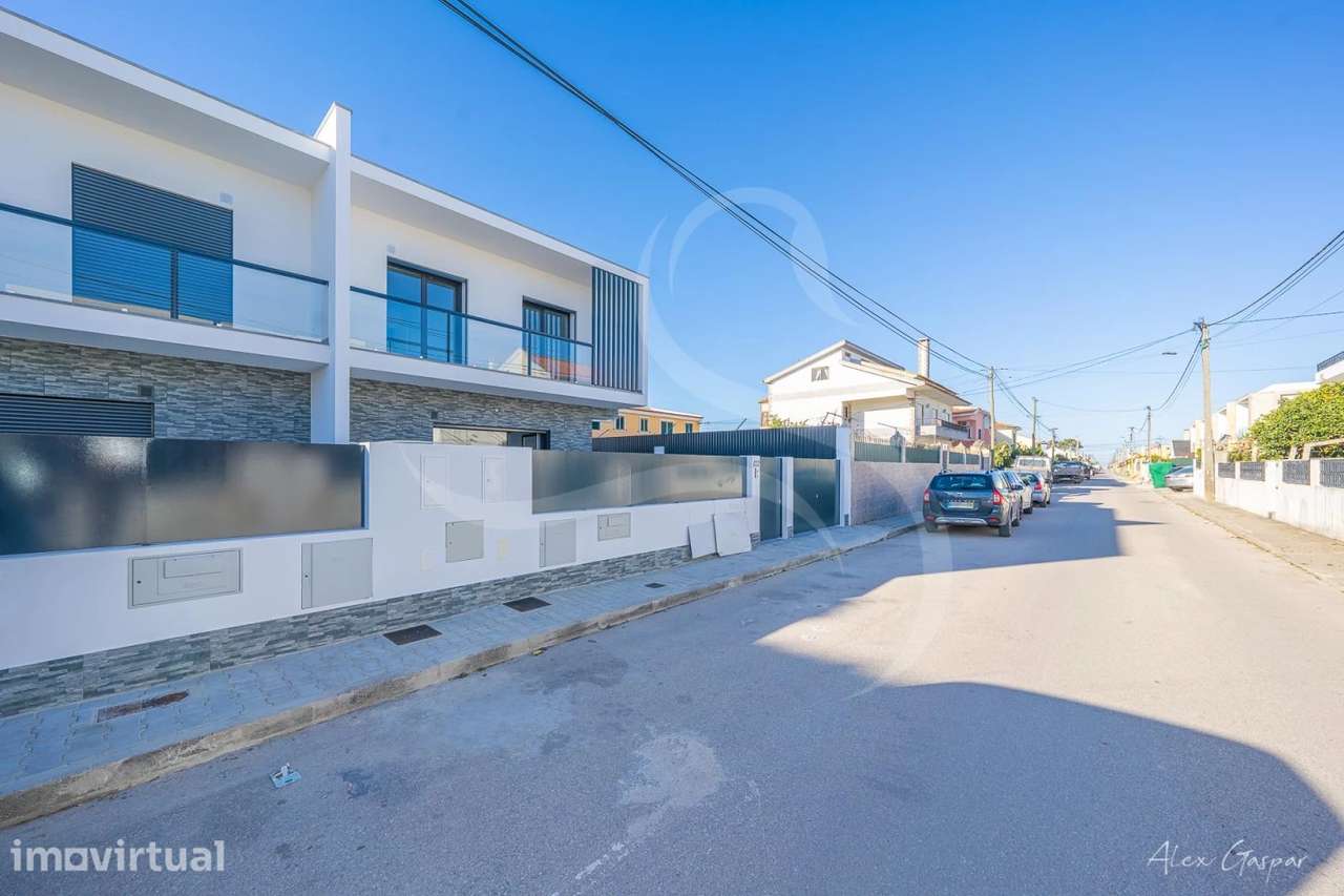 Moradia T3 Geminada  em Fernão Ferro - Grande imagem: 2/17