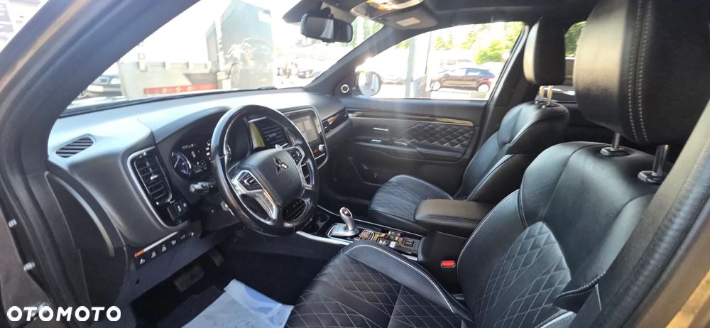 Mitsubishi Outlander 2.4 4WD Diamant+ - 31