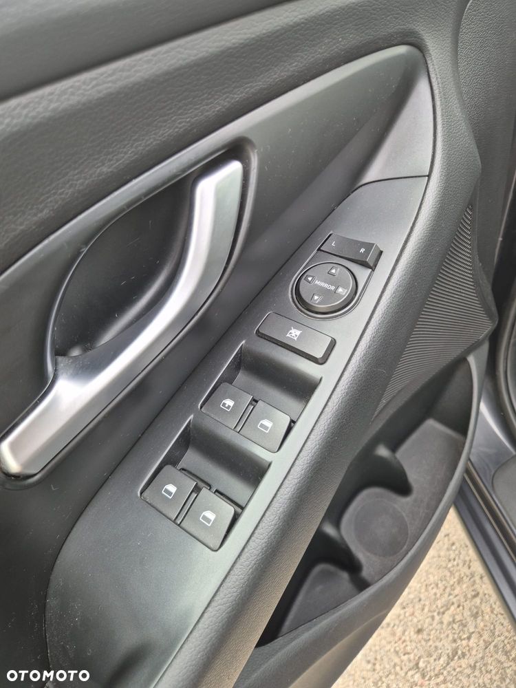 Hyundai i30 1.5 DPI Classic + - 16