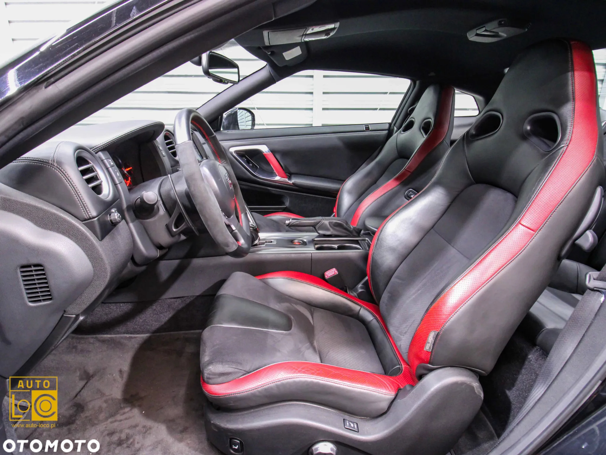 Nissan GT-R Premium Edition - 12