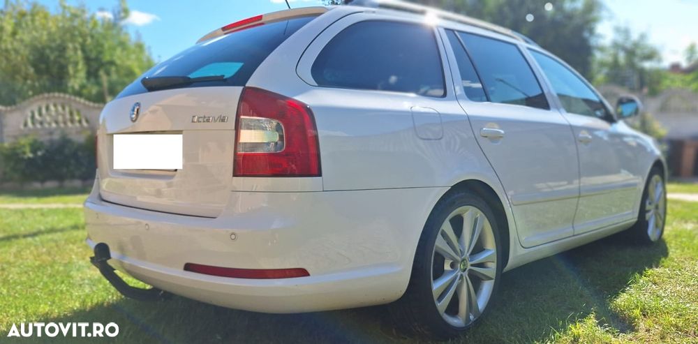 Skoda Octavia Combi 2.0 TDI DPF RS - 9