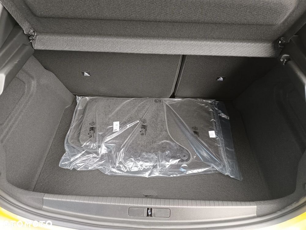 Peugeot 208 - 8