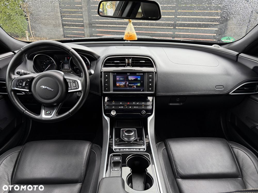 Jaguar XE 20d AWD R-Sport - 28